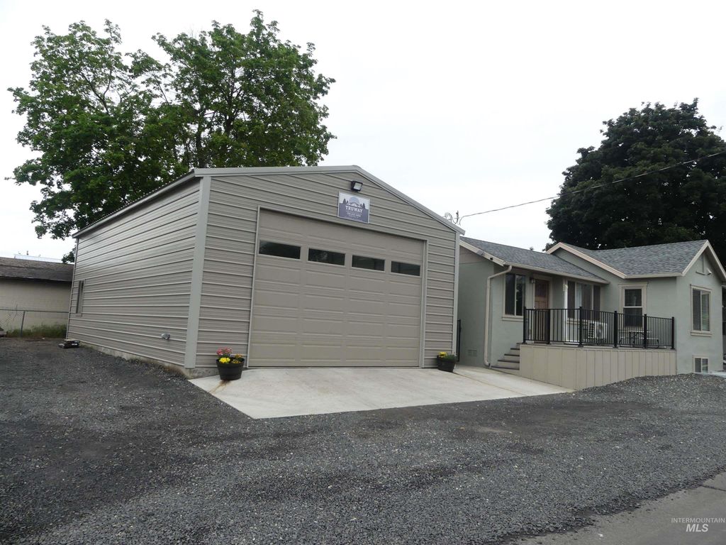 Photo of 3320 9th St, Lewiston, ID 83501 (MLS # 98988421)
