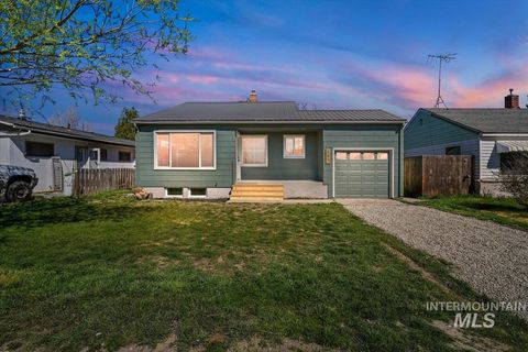 Photo of 107 E Montana Ave, Homedale, ID 83628 (MLS # 98979822)