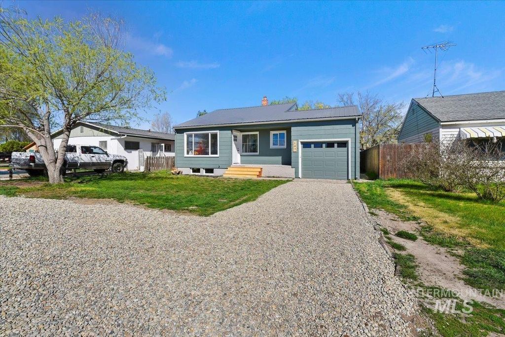 Photo of 107 E Montana Ave, Homedale, ID 83628 (MLS # 98979822)