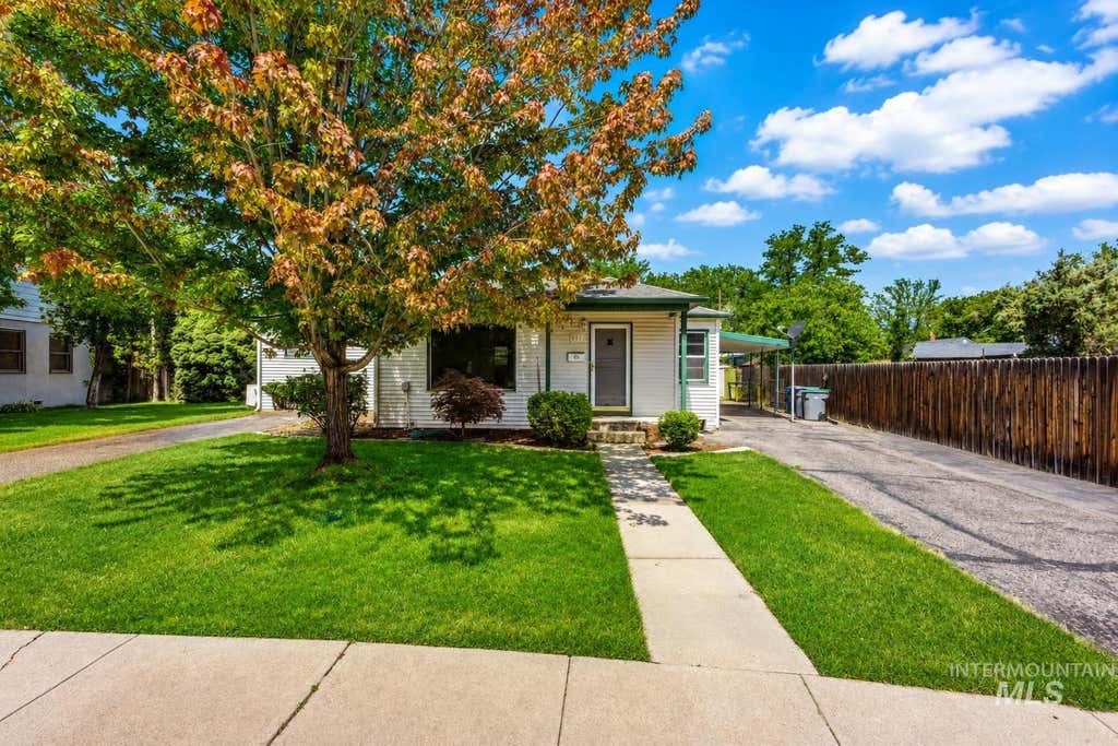 Photo of 611 N Riverview Dr, Boise, ID 83712 (MLS # 98994754)