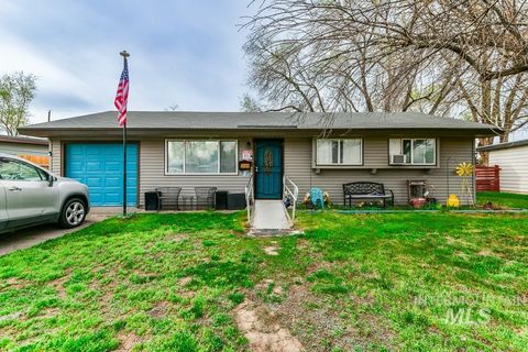 Photo of 1045 E 16th N, Mountain Home, ID 83647 (MLS # 98980271)