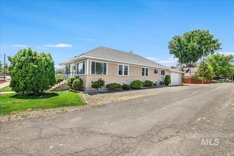 Photo of 905 Main Street, Gooding, ID 83330 (MLS # 98952522)