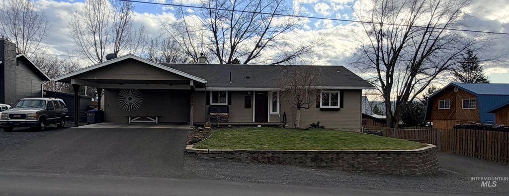 Photo of 1306 Hemlock Ave, Lewiston, ID 83501 (MLS # 98973656)