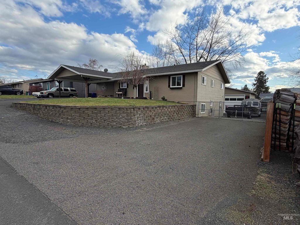 Photo of 1306 Hemlock Ave, Lewiston, ID 83501 (MLS # 98973656)