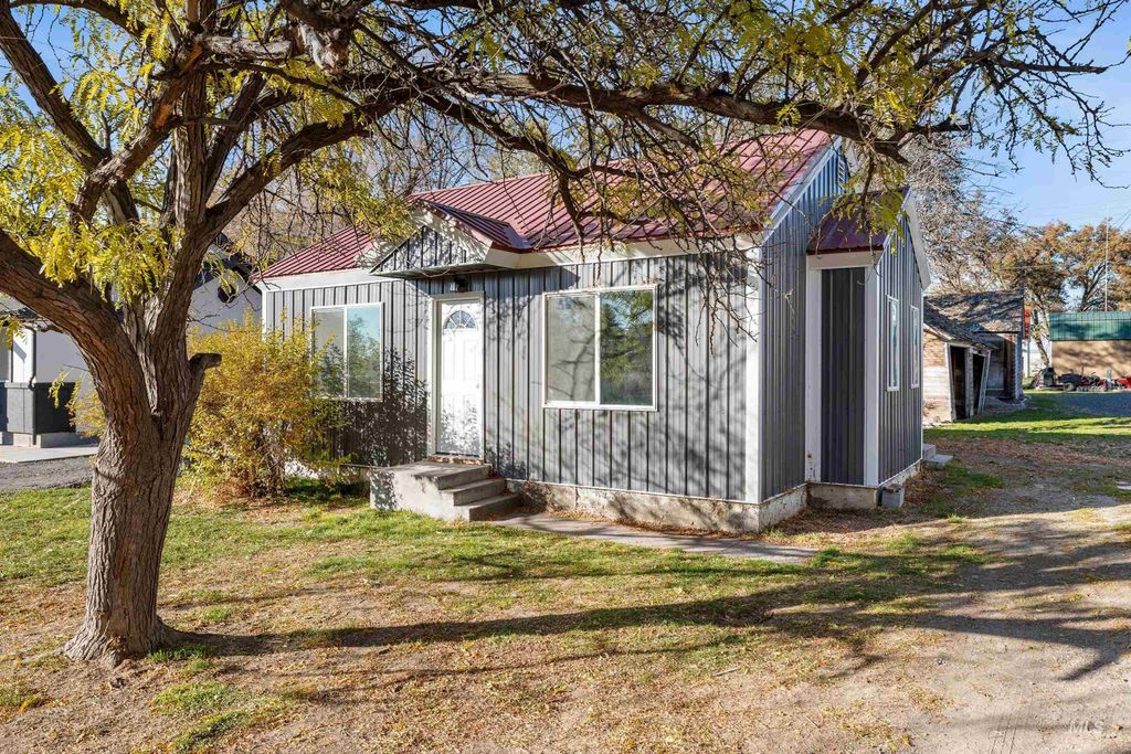 Photo of 406 W Avenue E Ave, Jerome, ID 83338 (MLS # 98966615)