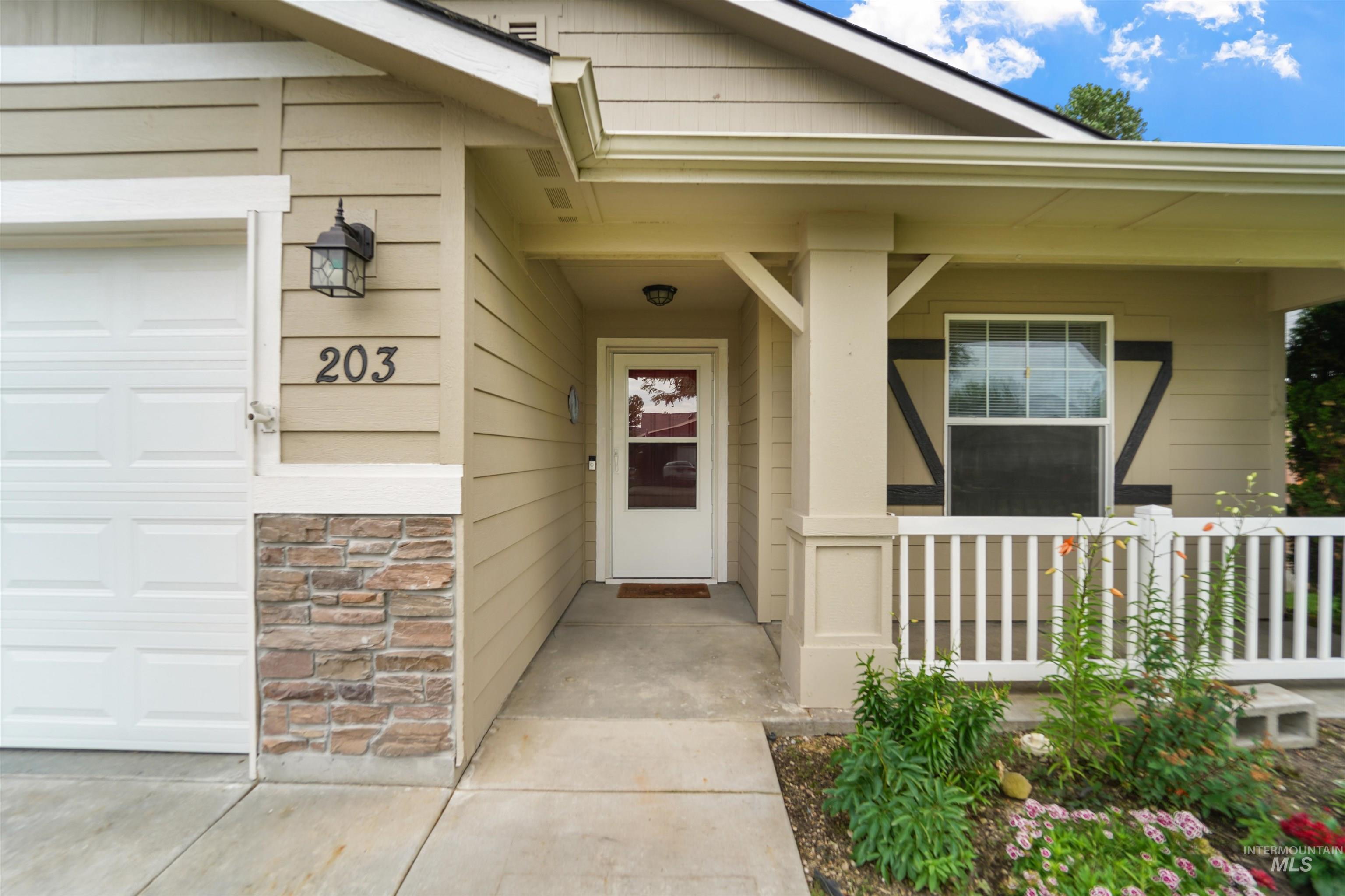 203 E Walcott Lake Dr