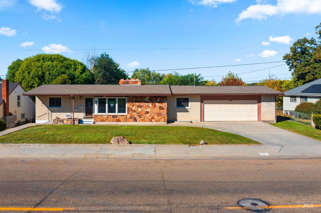 Photo of 61 S Canyon St, Nampa, ID 83651 (MLS # 99002369)