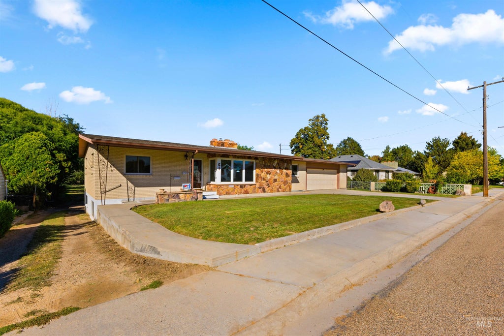 Photo of 61 S Canyon St, Nampa, ID 83651 (MLS # 99002369)