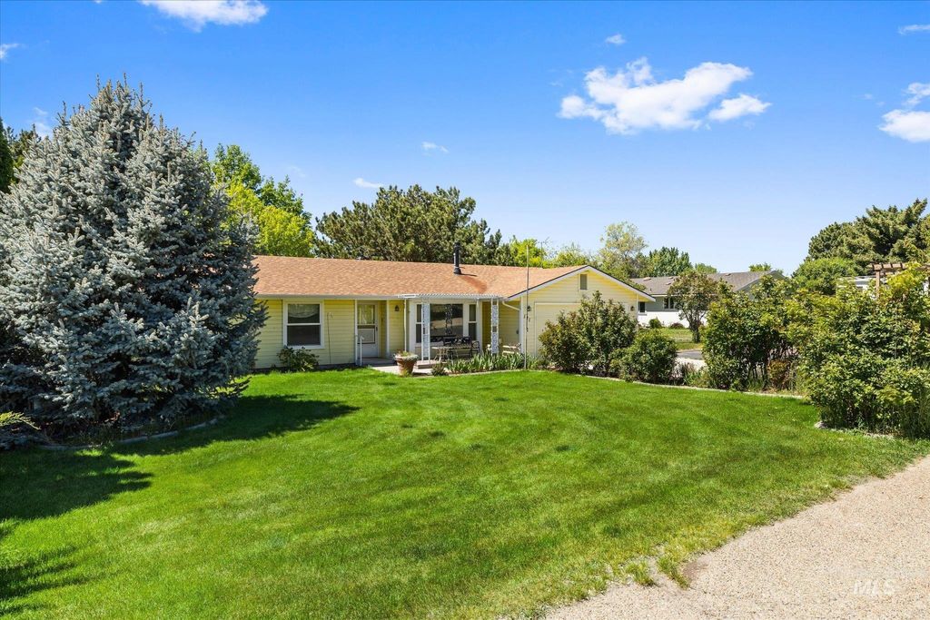 Photo of 121 N Brent AVE, Nampa, ID 83687 (MLS # 98984970)