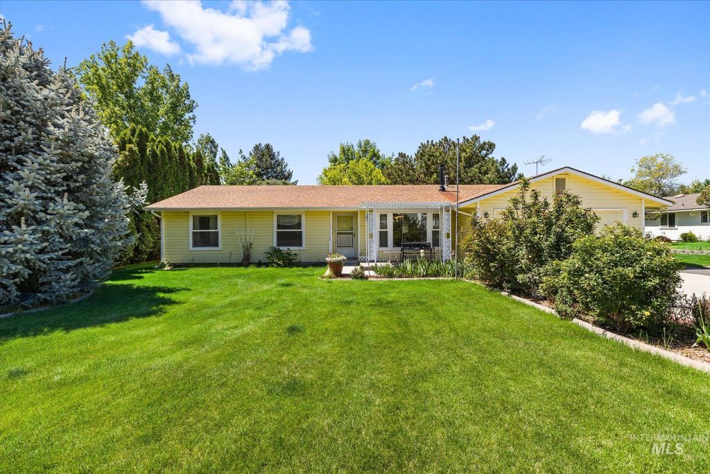 Photo of 121 N Brent AVE, Nampa, ID 83687 (MLS # 98984970)