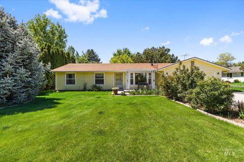 Photo of 121 N Brent AVE, Nampa, ID 83687 (MLS # 98984970)