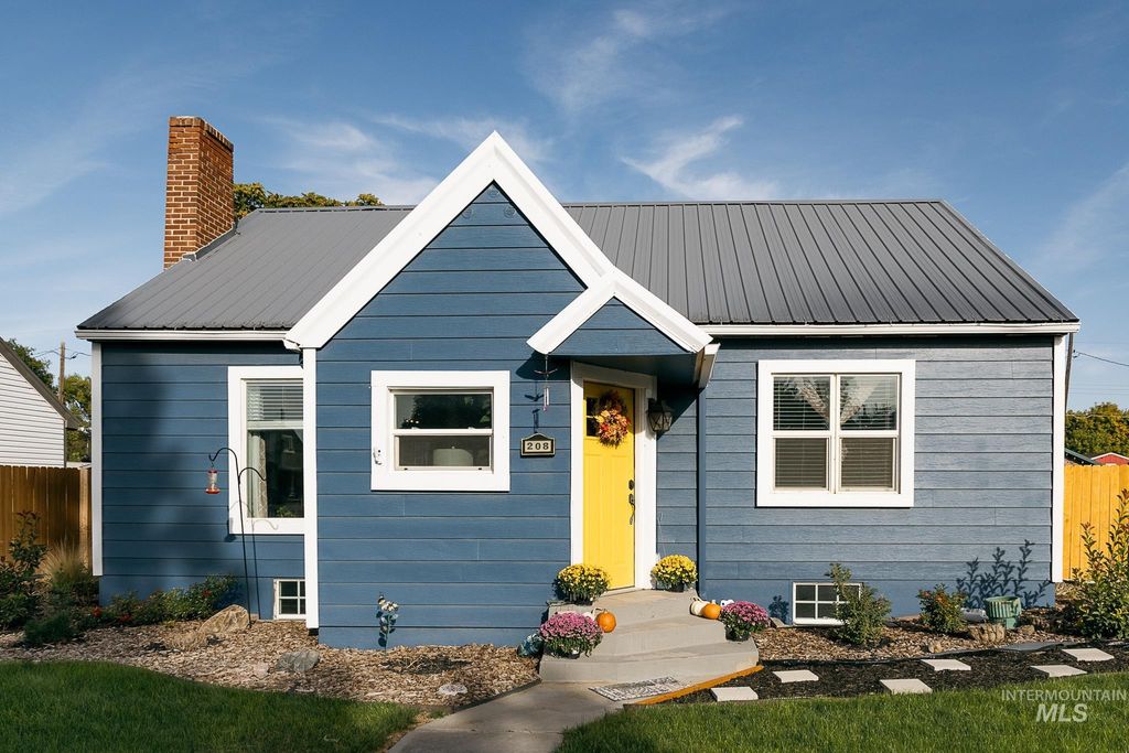 Photo of 208 N 4th Street, Nyssa, OR 97913 (MLS # 98962277)