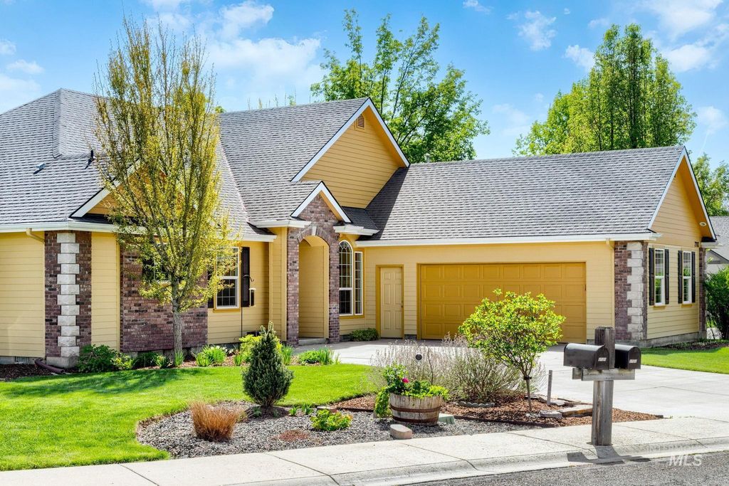 Photo of 2703 E Ridgedale Place, Eagle, ID 83616 (MLS # 98984160)