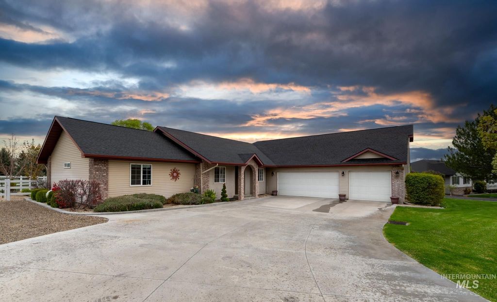 Photo of 2520 E 3707 N, Twin Falls, ID 83301 (MLS # 98982478)