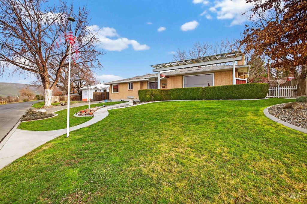 Photo of 1615 Prospect Avenue, Lewiston, ID 83501 (MLS # 98971605)