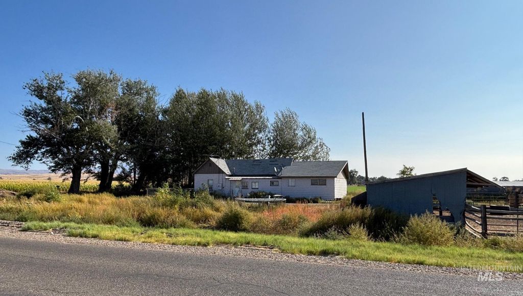 Photo of 855 SE Yuba St, Mountain Home, ID 83647 (MLS # 98977292)