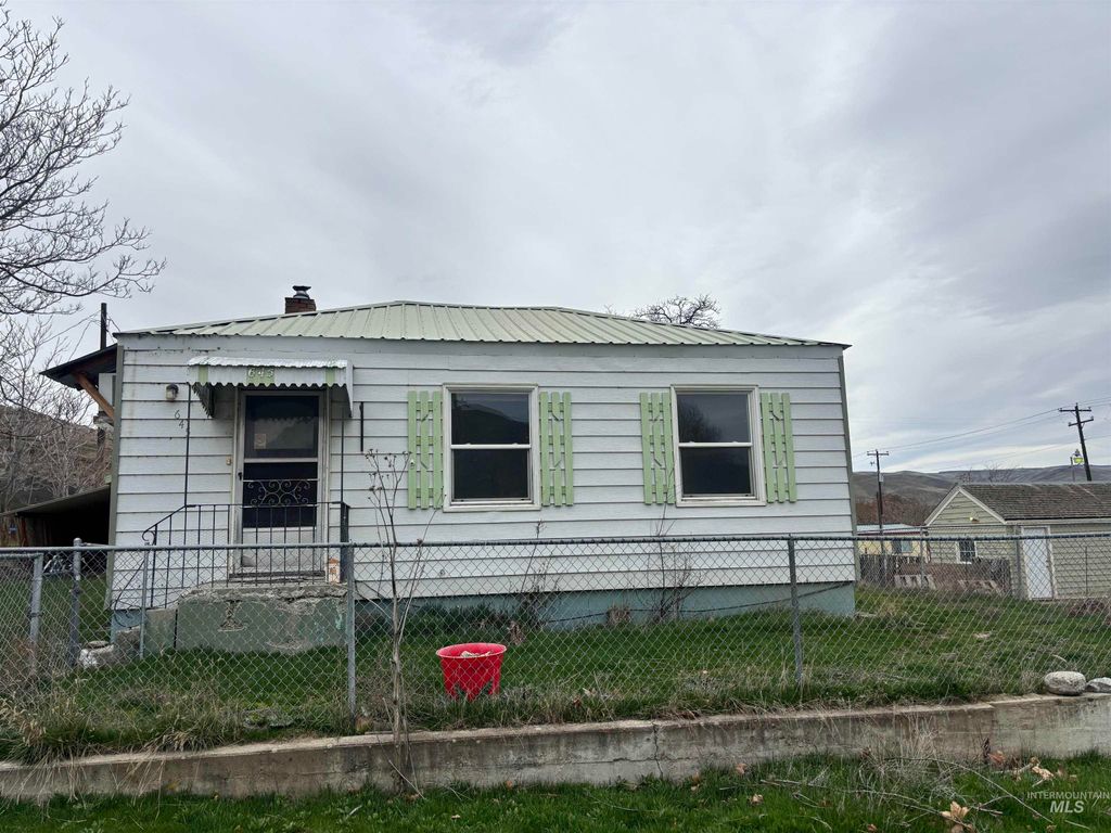 Photo of 645 E 3rd St, Huntington, OR 97907 (MLS # 98978177)