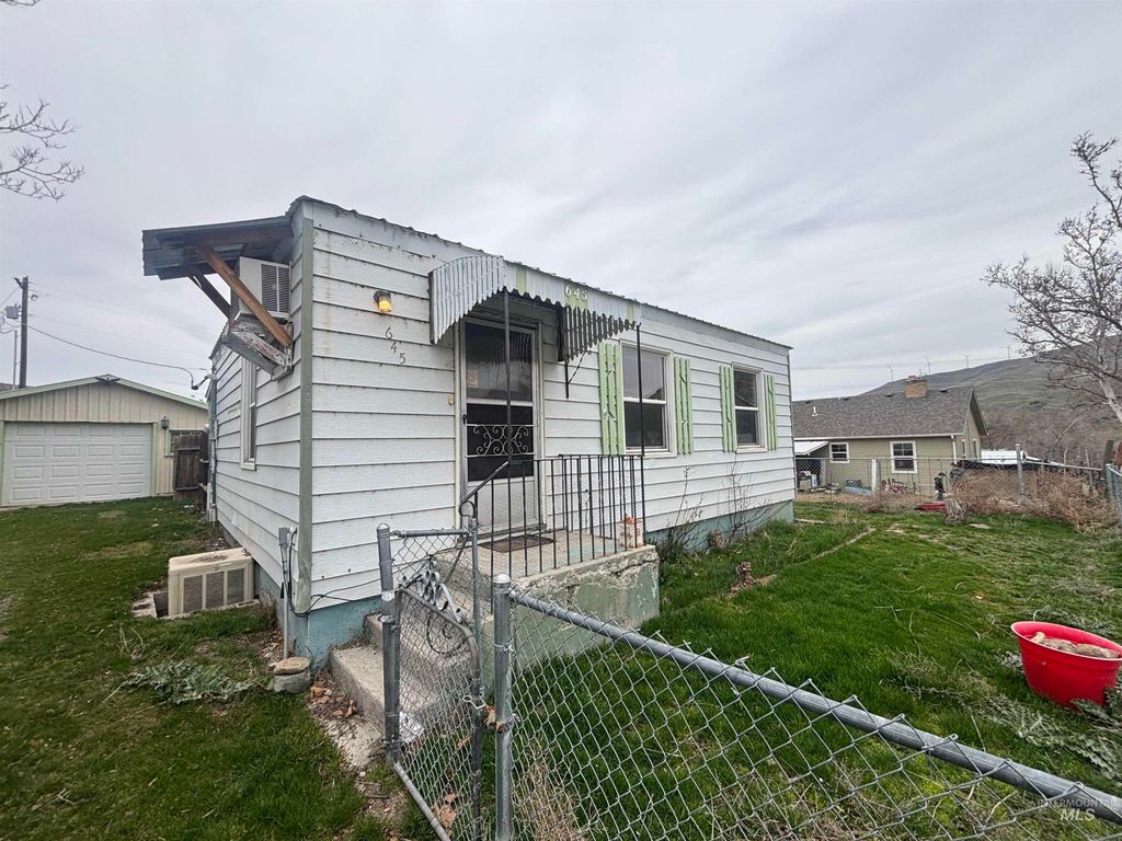 Photo of 645 E 3rd St, Huntington, OR 97907 (MLS # 98978177)