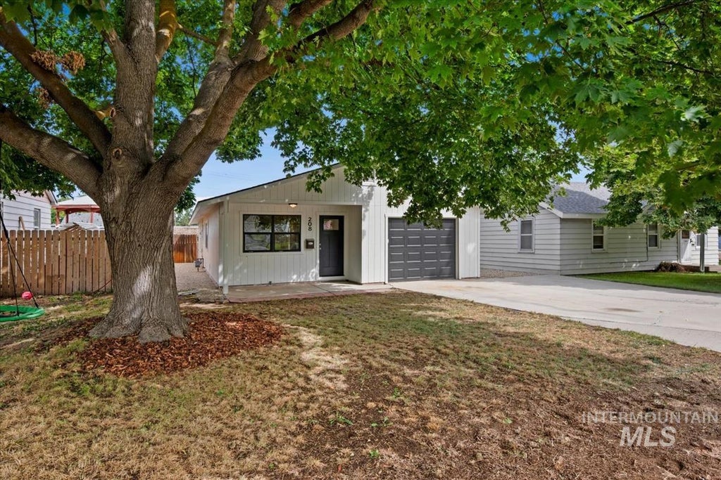 Photo of 208 Young Ave, Nampa, ID 83651 (MLS # 99000691)