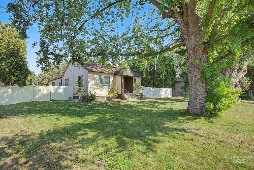 Photo of 3429 11th St, Lewiston, ID 83501 (MLS # 98994575)