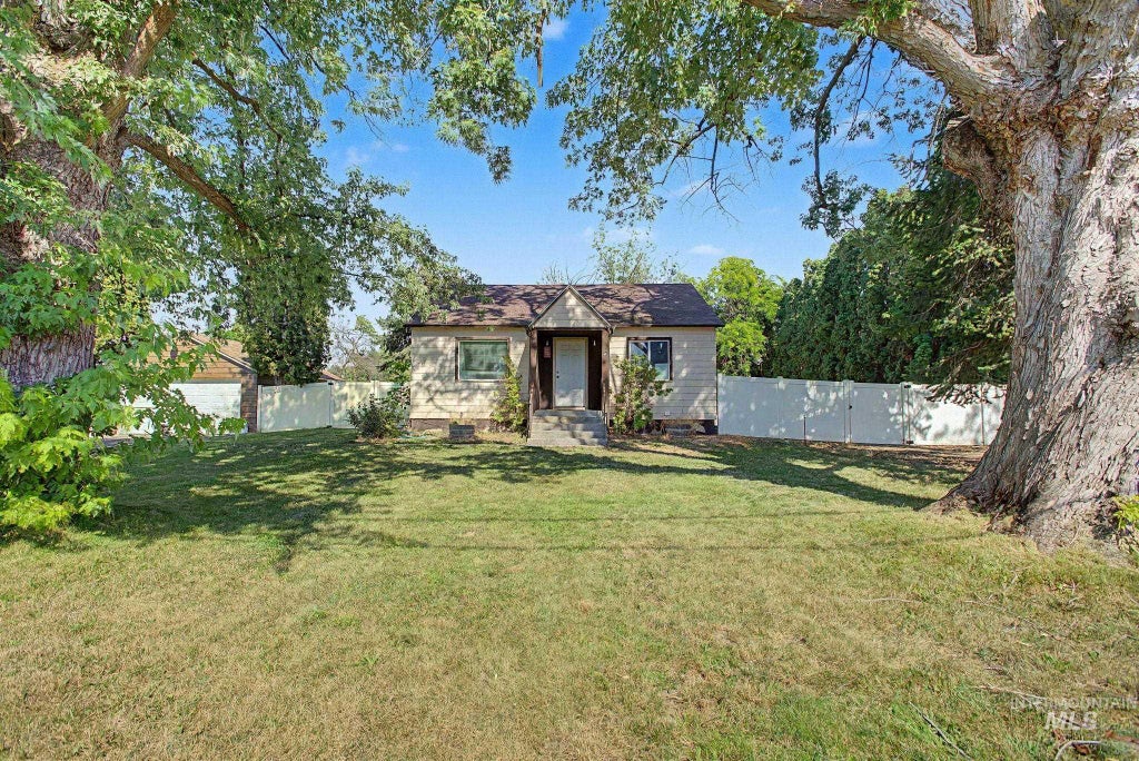 Photo of 3429 11th St, Lewiston, ID 83501 (MLS # 98994575)