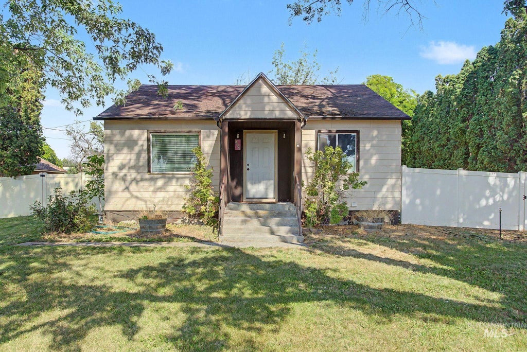 Photo of 3429 11th St, Lewiston, ID 83501 (MLS # 98994575)