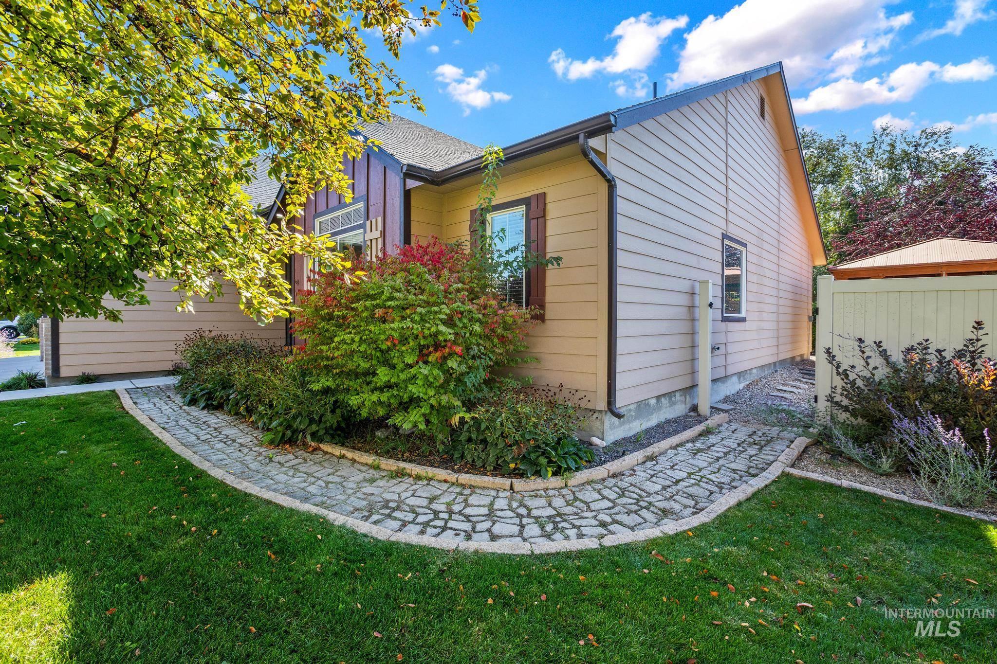 1181 W Darrah Dr
