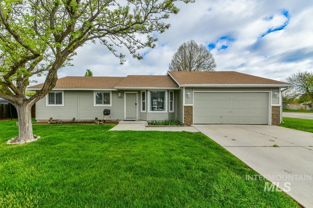 Photo of 1770 E Oakcrest Dr, Meridian, ID 83642 (MLS # 98985107)