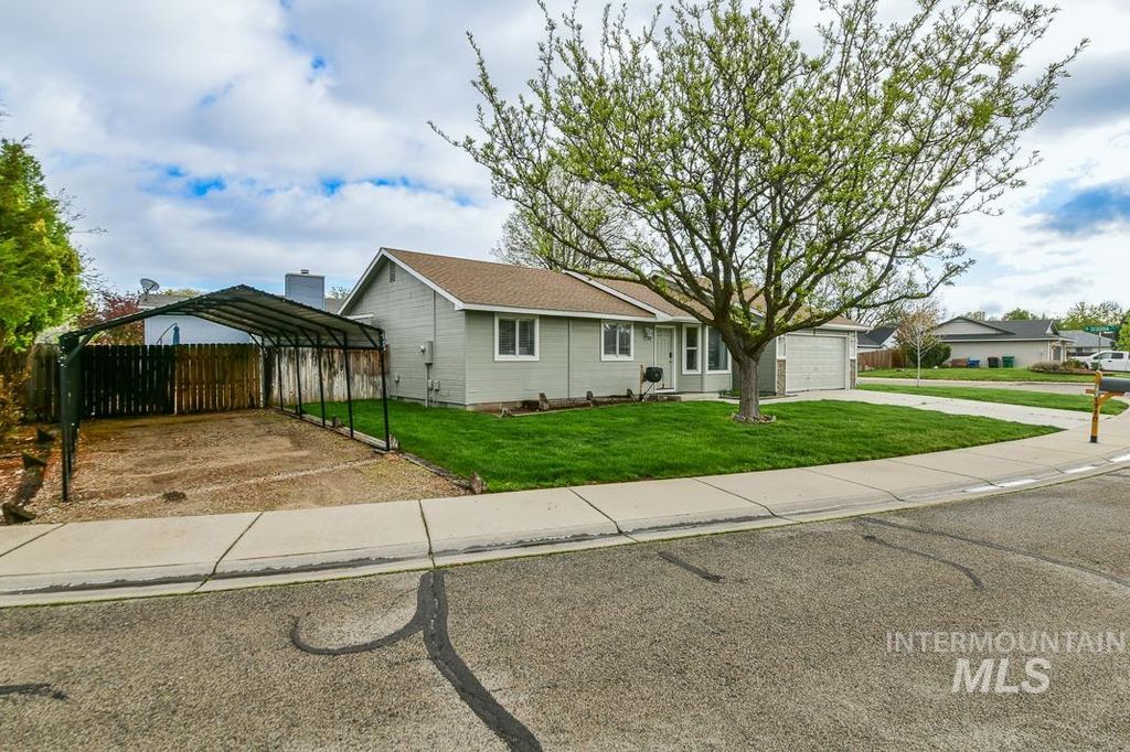 Photo of 1770 E Oakcrest Dr, Meridian, ID 83642 (MLS # 98985107)