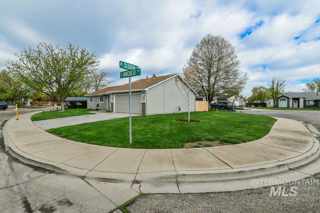 Photo of 1770 E Oakcrest Dr, Meridian, ID 83642 (MLS # 98985107)