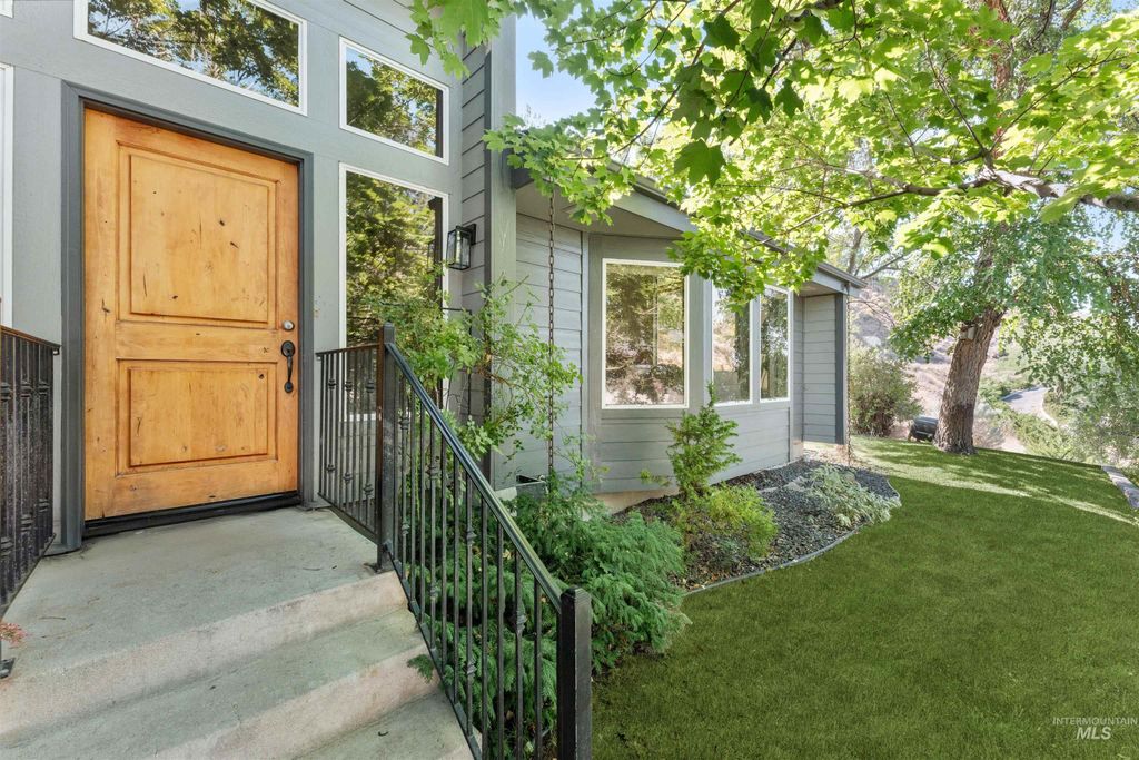 Photo of 3668 N La Fontana Way, Boise, ID 83702 (MLS # 98981389)