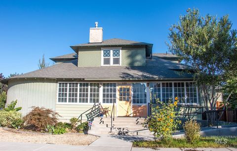 Photo of 123 17th Ave S Ave, Nampa, ID 83651 (MLS # 98923061)