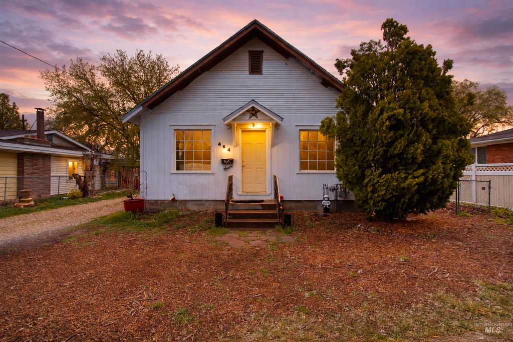 Photo of 464 Heyburn Ave W, Twin Falls, ID 83301 (MLS # 98980682)