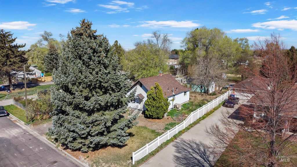 Photo of 464 Heyburn Ave W, Twin Falls, ID 83301 (MLS # 98980682)