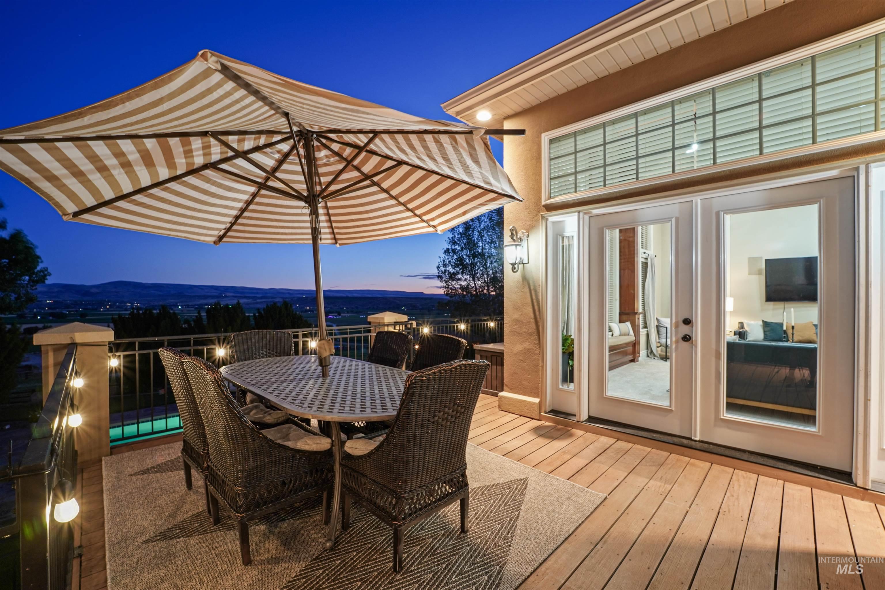 Deck featuring outdoor dining space