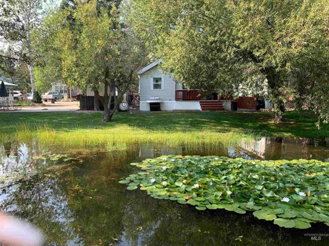 Photo of 514 E13 Sawyer St #E13, Cascade, ID 83611 (MLS # 98974314)