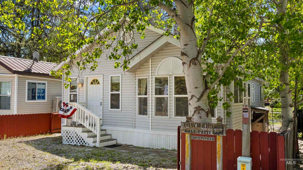 Photo of 514 Sawyer St #E13, Cascade, ID 83611 (MLS # 98974314)