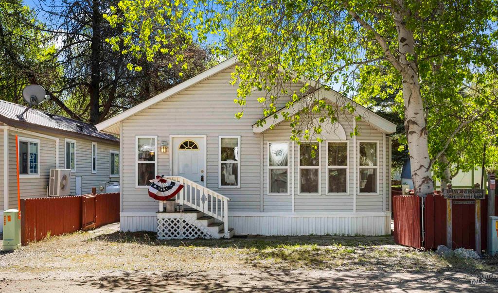 Photo of 514 Sawyer St #E13, Cascade, ID 83611 (MLS # 98974314)