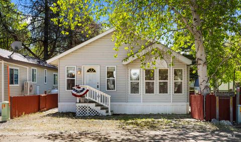 Photo of 514 Sawyer St #E13, Cascade, ID 83611 (MLS # 98974314)