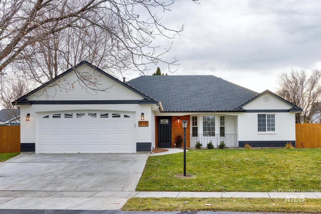 Photo of 919 Muirfield Ln, Nampa, ID 83686 (MLS # 98969617)