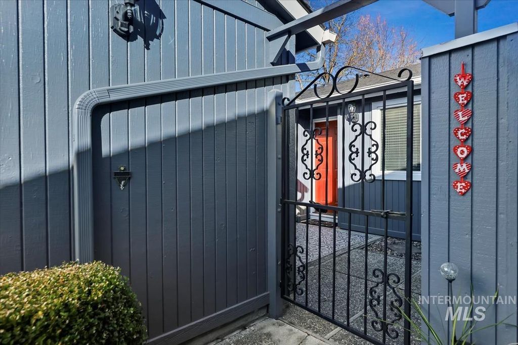 Photo of 232 W Arrowrock Ln, Boise, ID 83706 (MLS # 98973956)