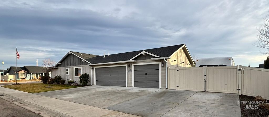 Photo of 1506 Cottonwood Dr, Fruitland, ID 83619 (MLS # 98969609)