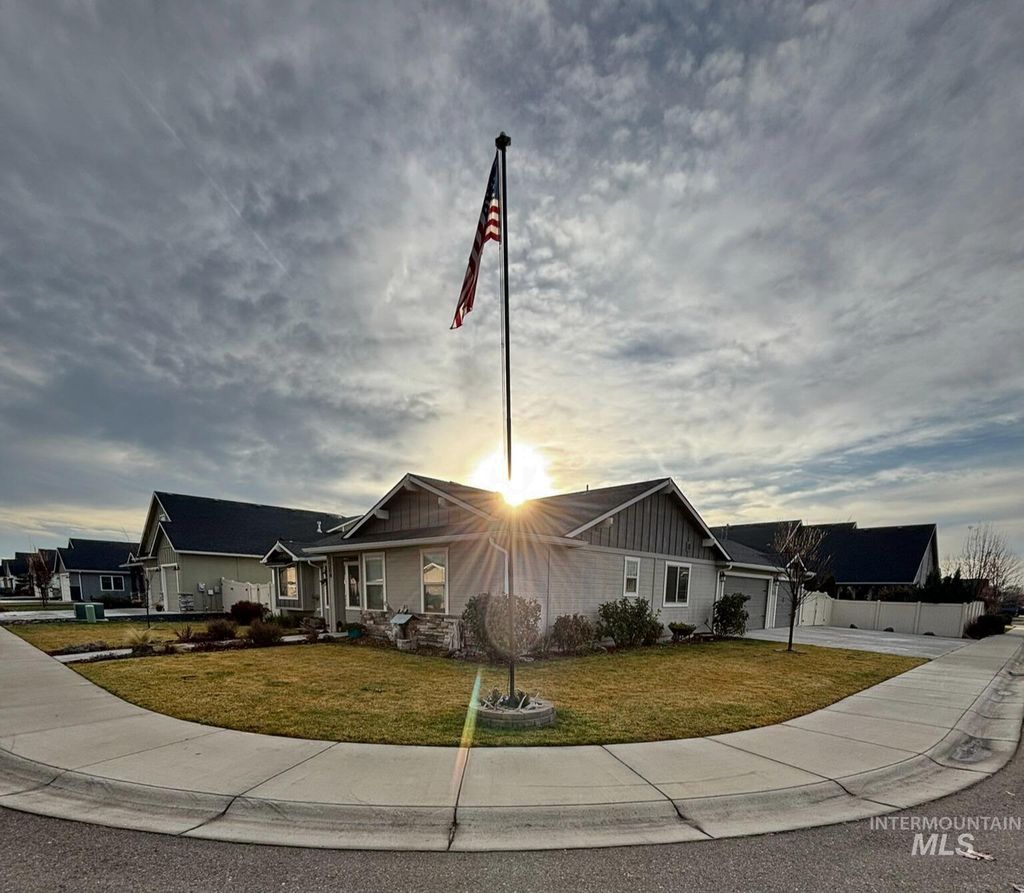 Photo of 1506 Cottonwood Dr, Fruitland, ID 83619 (MLS # 98969609)