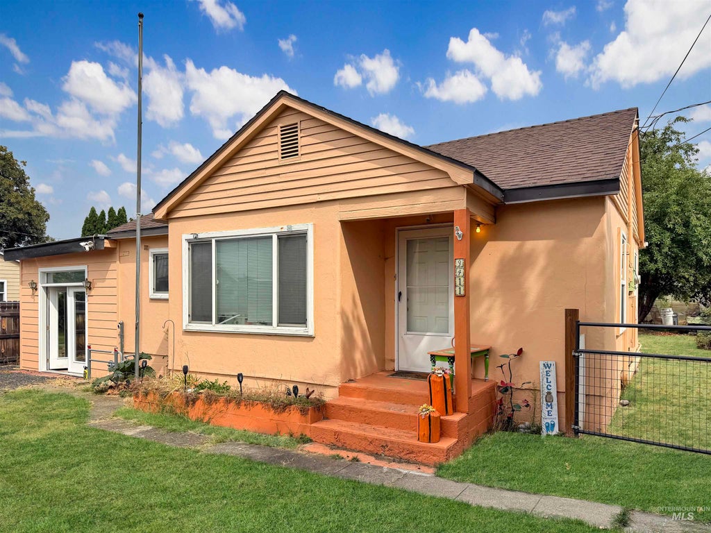 Photo of 3411 8th St, Lewiston, ID 83501 (MLS # 98998373)