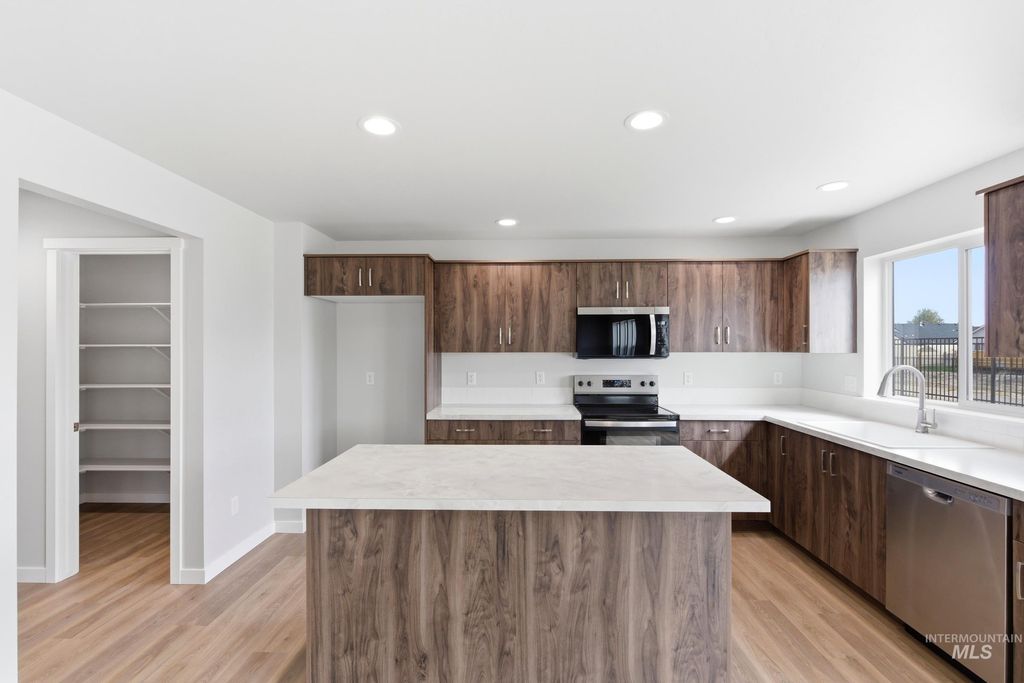 Photo of 839 Thunderbolt Dr, Mountain Home, ID 83647 (MLS # 98986233)