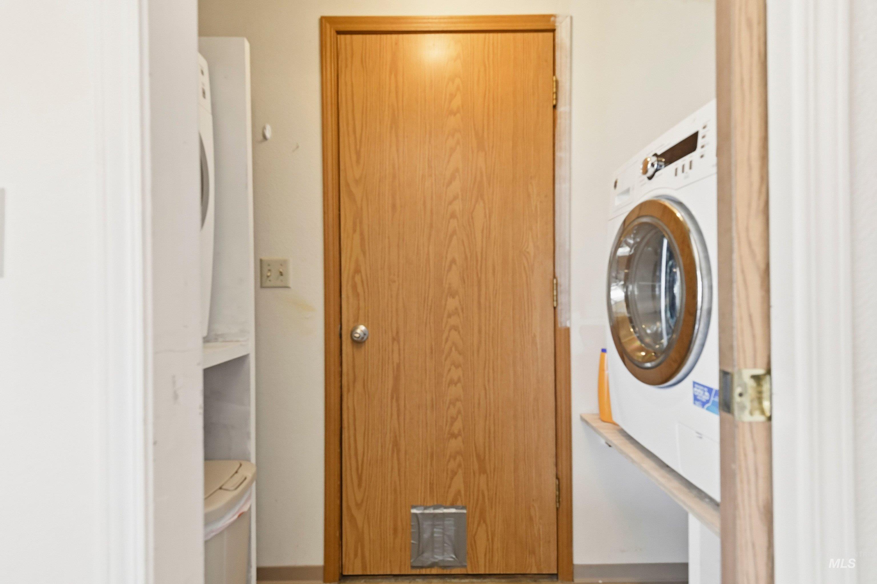 Laundry room with washer / dryer