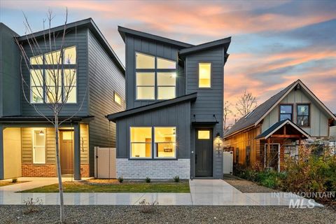 Photo of 1715 N 31st St, Boise, ID 83703 (MLS # 98969833)