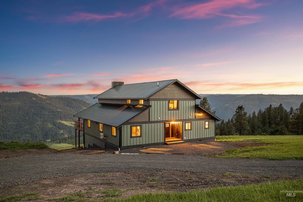 Photo of 520 Valley View Dr, Lenore, ID 83541 (MLS # 98985092)