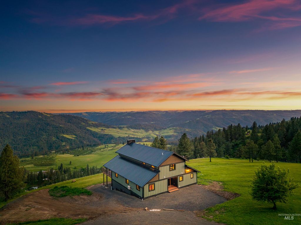 Photo of 520 Valley View Dr, Lenore, ID 83541 (MLS # 98985092)