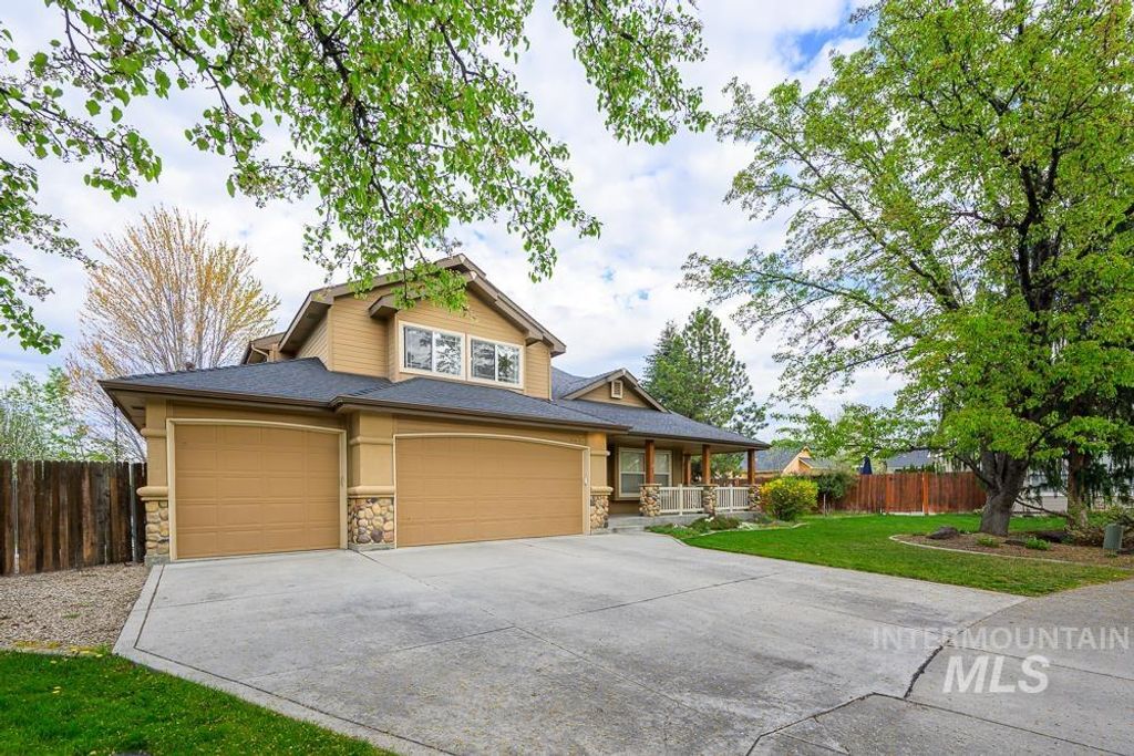 Photo of 427 S Silver Bow Ave, Eagle, ID 83616 (MLS # 98982328)